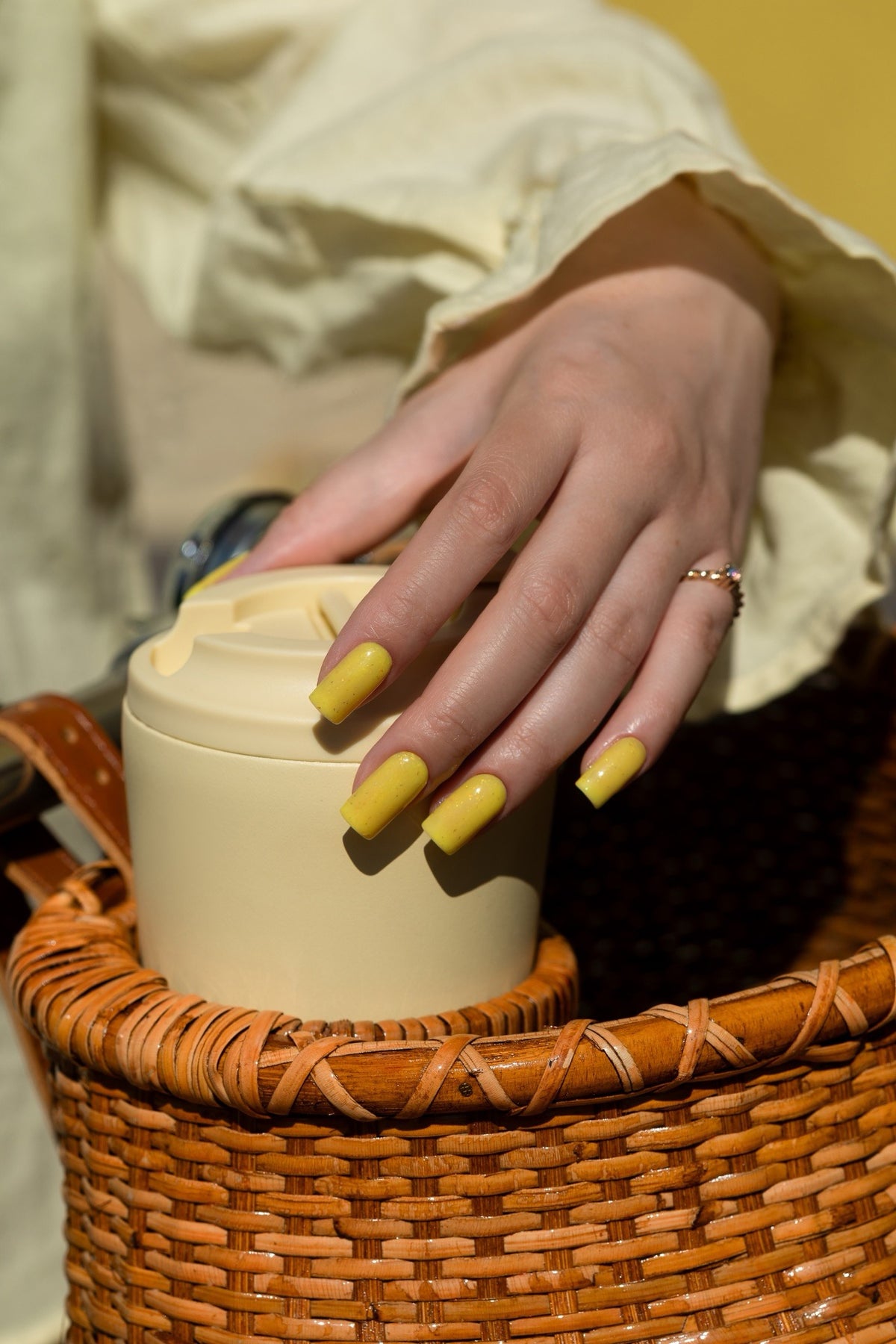 Verniz Gel Glow Drops (Amarelo Intenso com Partículas Douradas)